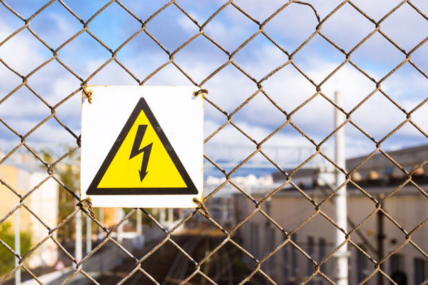 Ужас код напуштене фабрике у Лесковцу: Пронађено тело мушкарца, сумња се на струјни удар? 